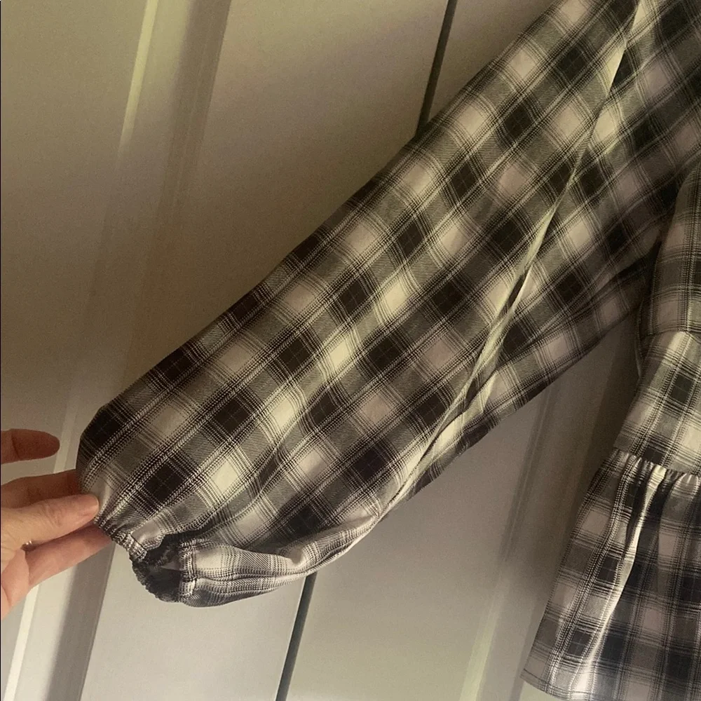 PLEIONE Black and White Peplum Blouse
Size Medium - Picture 6 of 8